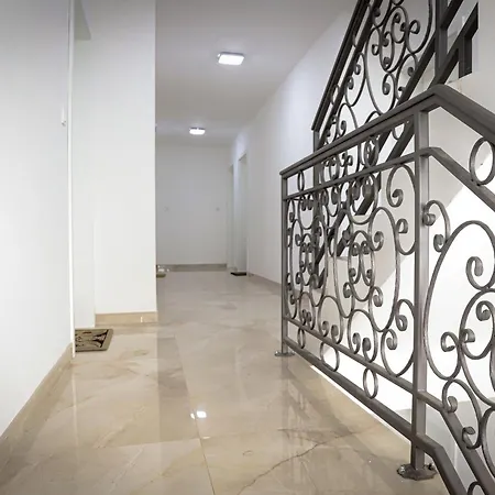 Grey On The Hill Apartment *