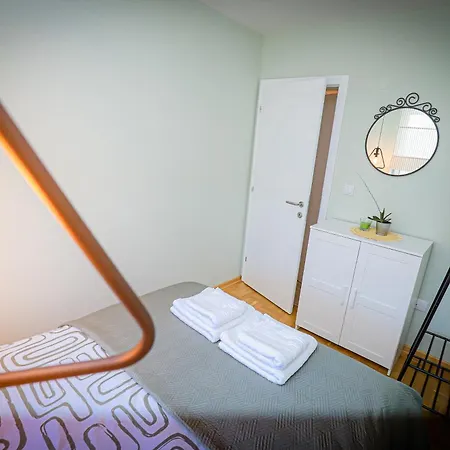 Grey On The Hill Apartment